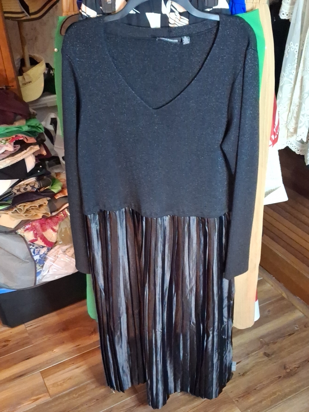 Ninaleonard Black V-Neck Long Sleeve Dress Pleated Skirt 1X Preloved